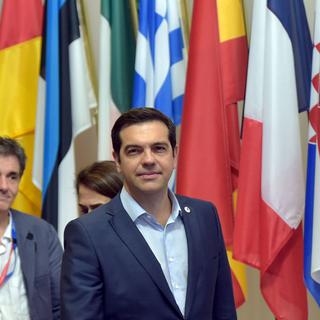 Alexis Tsipras et son ministre des Finances Euclid Tsakalotos à l'issue du sommet, lundi matin à Bruxelles. [Reuters - Eric Vidal]