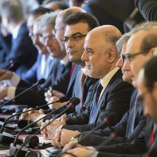 Le Premier ministre irakien entouré de délégués de la coalition anti-djihadiste lors de la conférence à Paris. [Thomas Imo/Photothek.net]