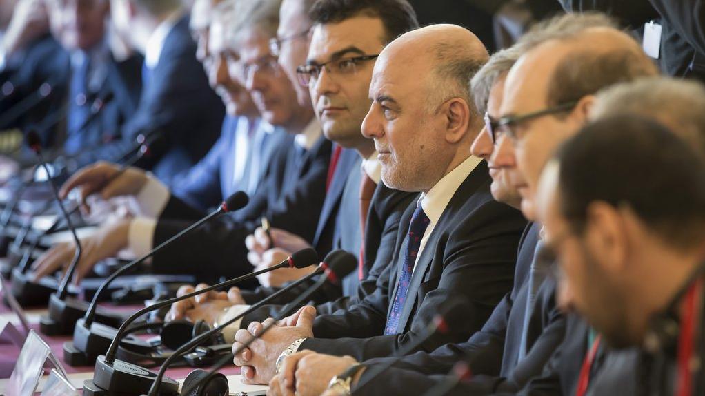 Le Premier ministre irakien entouré de délégués de la coalition anti-djihadiste lors de la conférence à Paris. [Thomas Imo/Photothek.net]