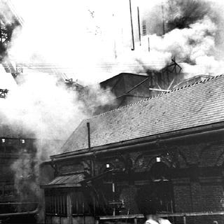 Le feu ravage la mine du Bois du Cazier à Marcinelle le 8 août 1956, il y aura 268 morts.
