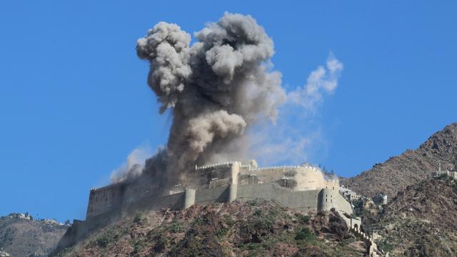 Cette ancienne forteresse, occupée par les rebelles Houthis, a été bombardée mardi. [AP Photo/Abdulnasser Alseddik]