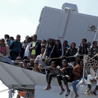 Des migrants qui arrivent en Italie le 21 avril 2015 après avoir été secourus en Méditerranée. [NurPhoto / AFP - Alessio Paduano]