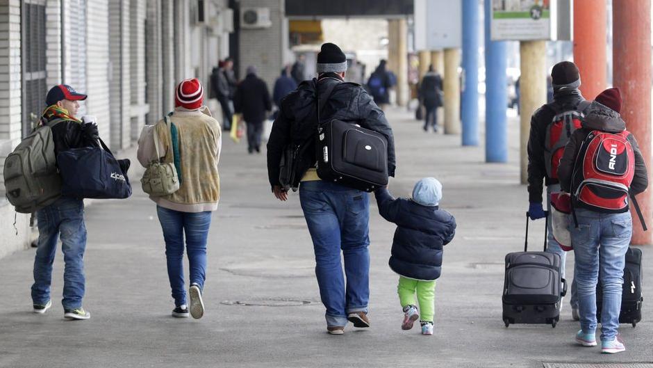 Un groupe de kosovars essaie de franchir la frontière entre la Hongrie et la Serbie en février 2015. [EPA - Andrej Cukic]