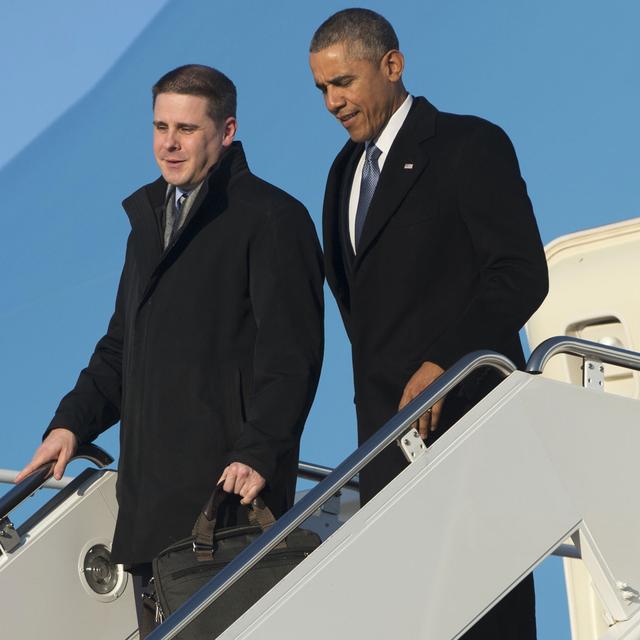 Dan Pfeiffer et Barak Obama arrivant à la base Andrews au Maryland, le 6 mars 2015. [AFP - Saul Loeb]