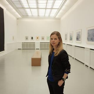 Nathalie Herschdorfer dans l’une des salles du Musée des Beaux-Arts du Locle. [Nathalie Herschdorfer]