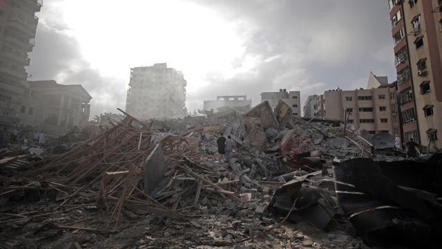 La tour Al-Zafer en ruine à Gaza. [Keystone - Khalil Hamra - AP Photo]