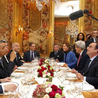Barack Obama et François Hollande dînent dans un grand restaurant parisien. [AP Photo/Thibault Camus, Pool]