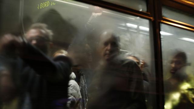 Des rescapés des attentats évacués par bus dans la nuit de samedi à dimanche. [AFP - François Guillot]