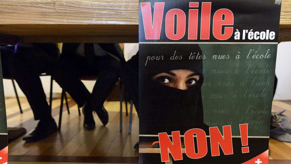 Affiche de l'initiative UDC Valais "pour des têtes nues à l'école". [Keystone - Laurent Gillieron]