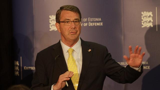 Le secrétaire américain à la Défense Ashton Carter devant la presse ce mardi 23 juin 2015 à Talinn, en Estonie.  [EPA/VALDA KALNINA]