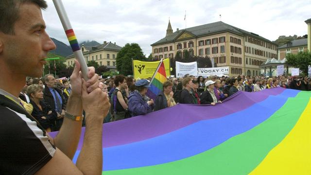 Les participants de la gay pride de Sion en 2001. [Keystone - Andrée-Noelle Pot]