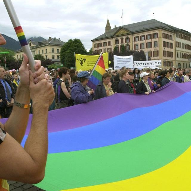 Les participants de la gay pride de Sion en 2001. [Keystone - Andrée-Noelle Pot]