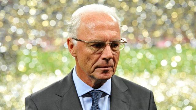 21 octobre, Zurich: après Blatter et Platini, Franz Beckenbauer est lui aussi dans l'oeil du cyclone. L'icône du foot allemand, ex-membre du comité exécutif de la FIFA, est visé par une procédure ouverte par la commission d'éthique de la FIFA. [EPA/Marc Müller]