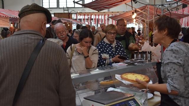 Les producteurs proposent une vente directe de leurs produits à Bâle. [RTS - Gaël Klein]