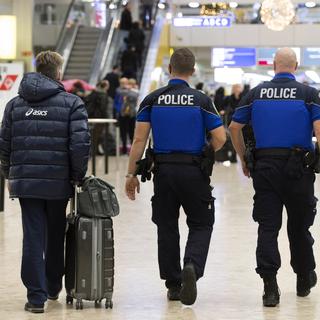La sécurité est renforcée dans les lieux sensibles de Genève comme l'aéroport, les gares et les frontières. [AFP - Richard Juilliart]