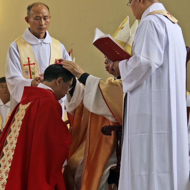 Première ordination d'un évêque catholique en Chine depuis trois ans. [AP/Keystone - Henan Catholic]
