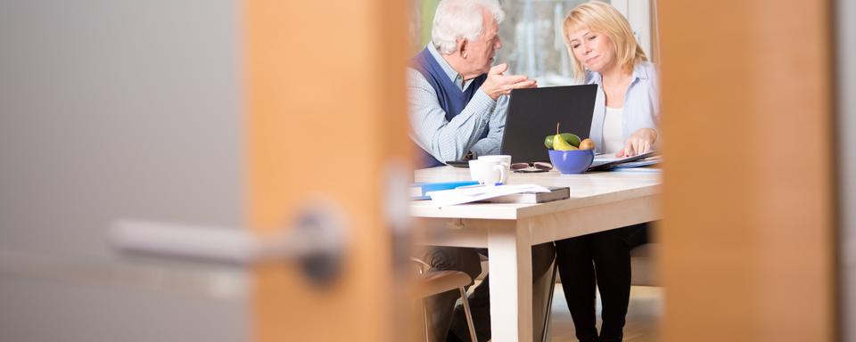 Retraité au travail retrait travail des seniors AVS prévoyance vieillesse [Fotolia - Photographee.eu]