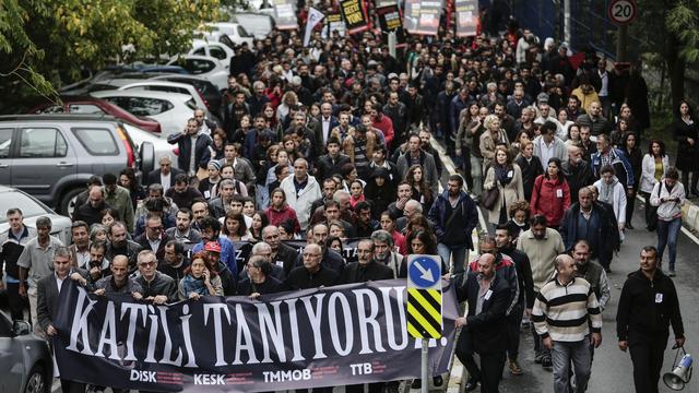 Une manifestation à Istanbul après l'attentat du 10 octobre à Ankara. "Nous connaissons le tueur", dit la banderole. [AFP PHOTO - Yasin Akgul]