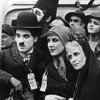 Charlie Chaplin et Edna Purviance dans le film "L’émigrant", 1917. [Photononstop/AFP]