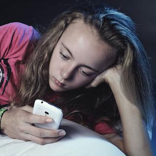Les adolescents envoient souvent des SMS quand ils sont censés dormir. [Fotolia - Mariesacha]