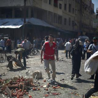 Les Syriens fuient le marché de Douma après le raid aérien. [Anadolu Agency/AFP - Mohammed Badra]