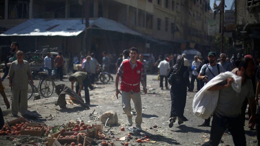 Les Syriens fuient le marché de Douma après le raid aérien. [Anadolu Agency/AFP - Mohammed Badra]