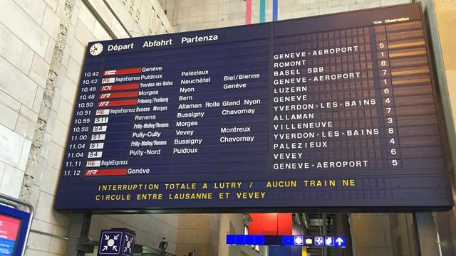 Panneau des horaires de trains dans le hall de la gare CFF de Lausanne, mardi matin. [Arnaud Demaison]