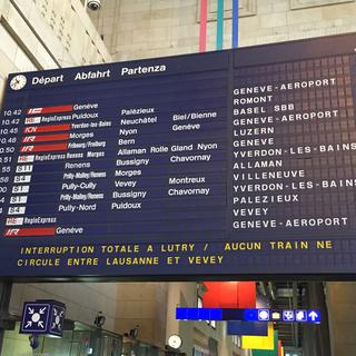 Panneau des horaires de trains dans le hall de la gare CFF de Lausanne, mardi matin. [Arnaud Demaison]