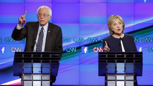 Bernie Sanders et Hillary Clinton se sont affrontés, mais le débat n'a pas donné lieu aux attaques personnelles qui avaient émaillé ceux du camp républicain. [AP Photo/John Locher)]