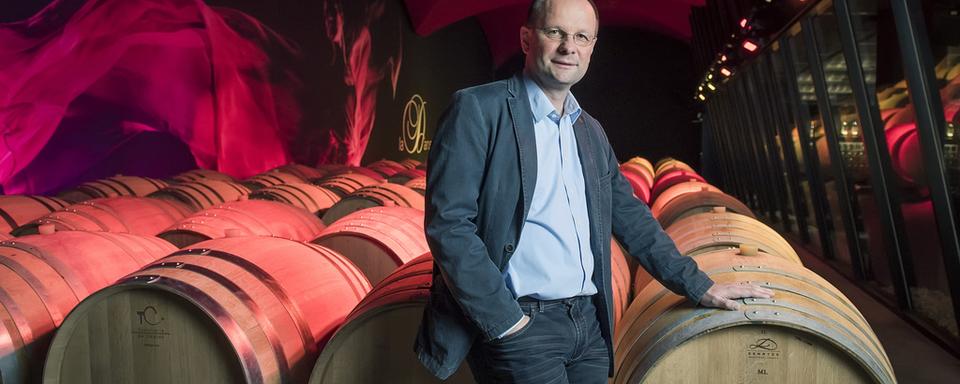 Dominique Giroud pose dans les caves du Château Constellation. [Keystone - Olivier Maire]