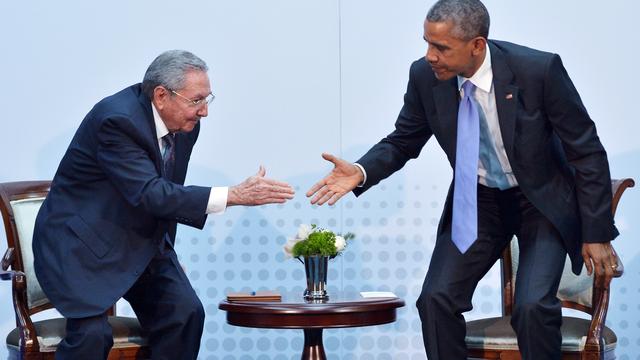 Les présidents cubain et américain Raul Castro et Barack Obama lors de leur rencontre en avril 2015 à Panama où ils ont scellé leur rapprochement. [MANDEL NGAN]