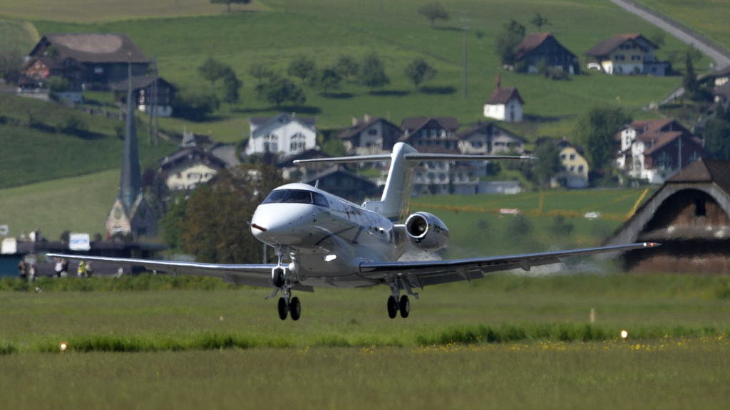 Le PC-24 lors de son premier vol d'essai lundi 11.05.2015 à Buochs. [Keystone - Urs Flueeler]