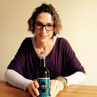 Joëlle Beeler, correspondante alémanique, avec une bouteille de Loca-Cola. [SRF]