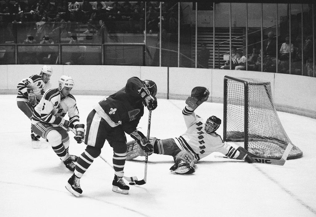 Hanlon en action avec les NY Rangers, lors d'un match contre Québec en janvier 1986. [KEYSTONE - Wilbur Funches]