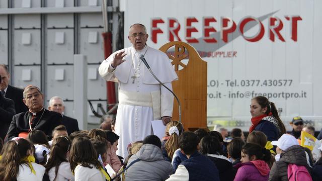 Avant la messe, le pape François s'est exprimé devant des centaines d'enfants dans un quartier défavorisé. [Keystone - AP Photo/Salvatore Laporta]