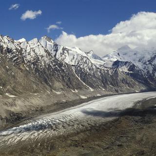 Les réserves de glace fondent à grande vitesse dans l'Himalaya (ici, le glacier Pensi au Ladakh). [Photononstop/AFP - Anne Montfort]