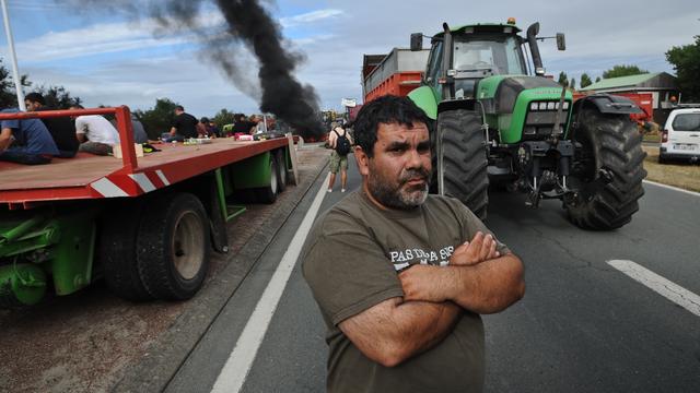 A l'appui de leurs revendications, les éleveurs en colère bloquaient toujours différentes routes mercredi en France. [AFP - Xavier Leoty]