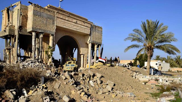 Des soldats de l'armée irakienne entrent dans la ville de Ramadi.