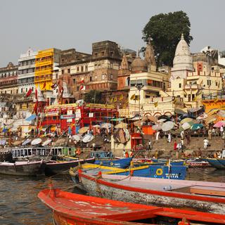 Bénarès ou Varanasi, ville sainte au bord du Gange. [hemis.fr / AFP - Alessio Mamo]