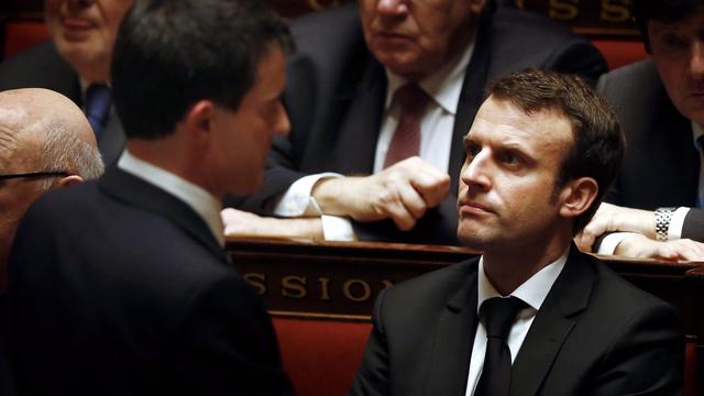 Manuel Valls, à gauche, et son ministre de l'Economie Emmanuel Macron devant le Parlement français. [EPA/ETIENNE LAURENT]
