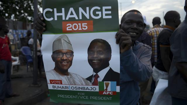 Des partisans de Mohammadu Buhari affichent leur joie du changement présidentiel. [AFP - PIUS UTOMI EKPEI]