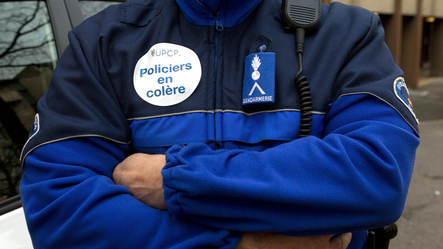 Les policiers genevois s'exposent au risque d’un licenciement s'ils font la grève. [Keystone - Salvatore Di Nolfi]