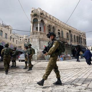 Soldats israéliens en patrouille à Hébron, 18.02.2015. [EPA/Keystone - Abed Al Haslhamoun]