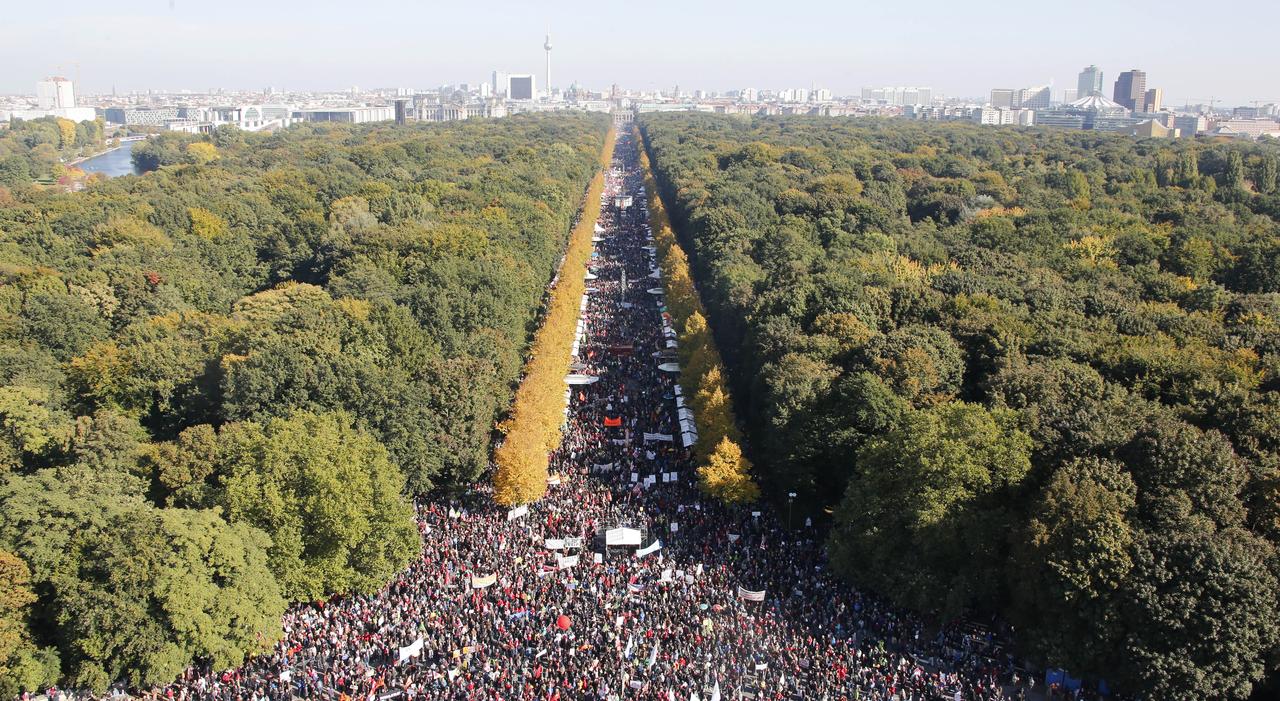 L'avenue du 17-Juillet plein de manifestants. Au loin, la porte de Brandebourg [REUTERS - Fabrizio Bensch]