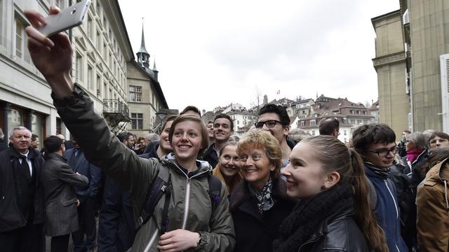 Des jeunes prennent un selfie avec Eveline Widmer-Schlumpf à Fribourg.