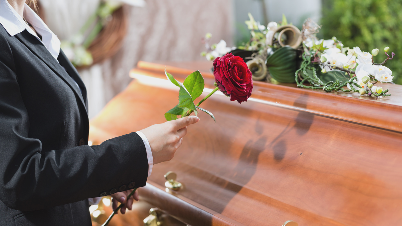 Peut-on laisser des laïcs effectuer des funérailles? [Fotolia - Kzenon]