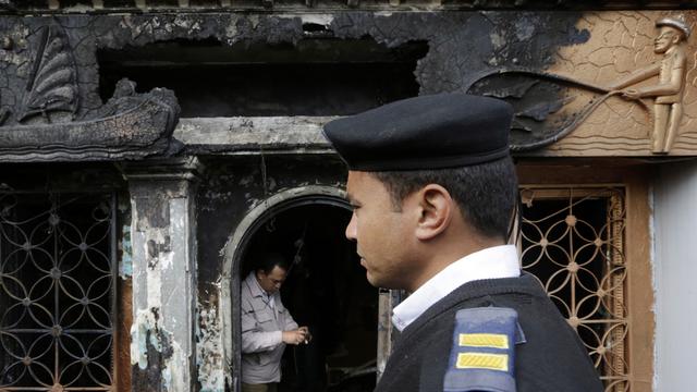 Un policier égyptien surveille la discothèque attaquée vendredi matin au Caire. [AP Photo/Amr Nabil]