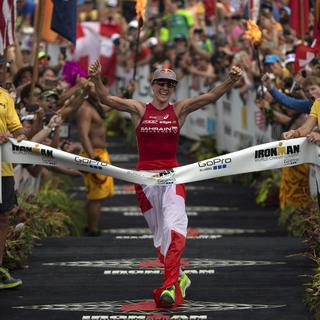 Daniela Ryf triomphe à Hawai malgré un pneu crevé! [Bruce Omori]