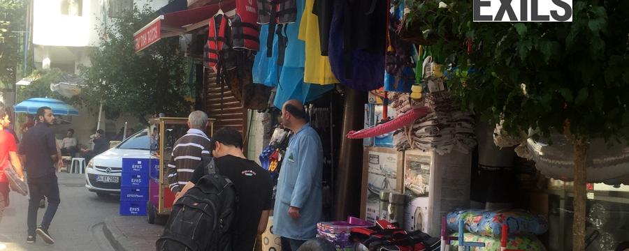 Les marchands du quartier d'Aksaray, à Istanbul, en profitent également pour proposer toute une série d'accessoires ciblés pour les migrants, comme des gilets de sauvetage. [RTSinfo - Nicolae Schiau]