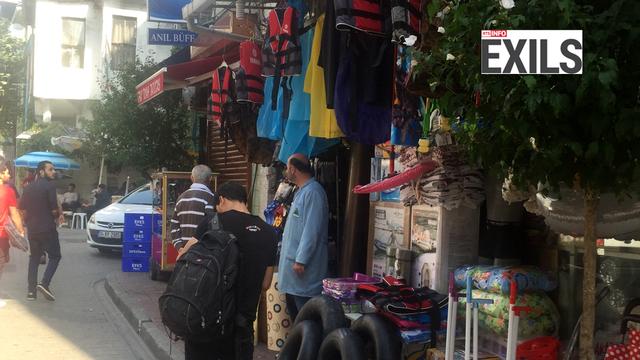 Les marchands du quartier d'Aksaray, à Istanbul, en profitent également pour proposer toute une série d'accessoires ciblés pour les migrants, comme des gilets de sauvetage. [RTSinfo - Nicolae Schiau]